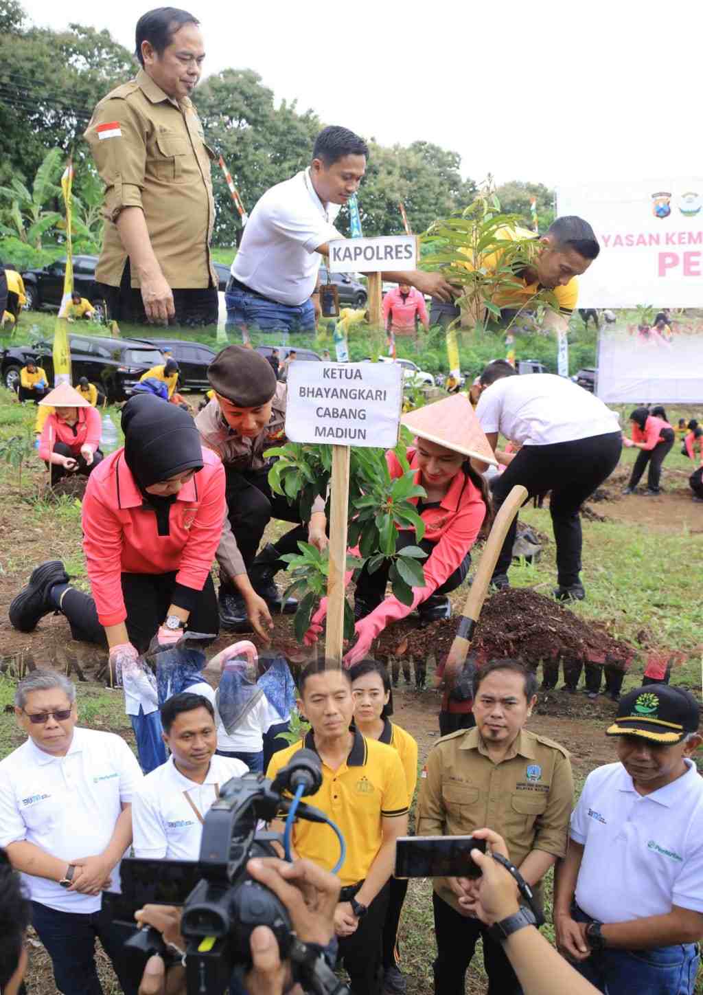 Hari Bumi, Polres Madiun Gandeng Perhutani Tanam Ribuan Bibit