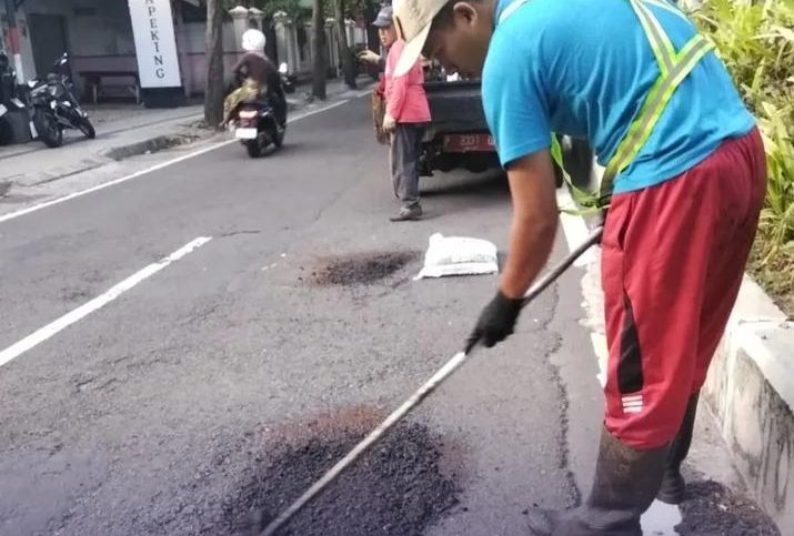 CKPP Banyuwangi Sigap Perbaiki Jalan Berlubang