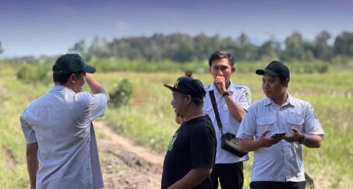 Tim DPU CKPP Banyuwangi Survei Lokasi Pavingisasi Jalan Menuju TPU