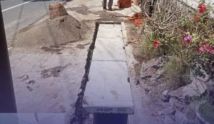 Pemasangan Cover Tutup U-Ditch di Jalan Akasia Rampung