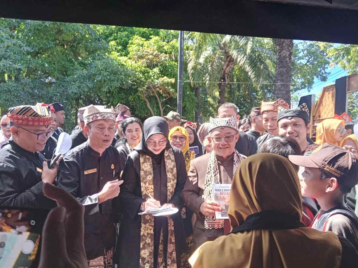 Stand Inovasi MAN 1 Banyuwangi Dikunjungi Mendikdasmen, Gerakan Literasi Raih Apresiasi