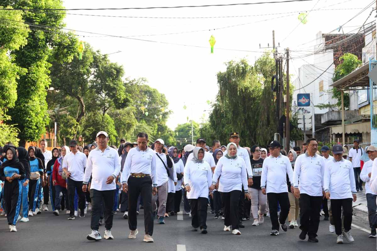 Kasdim 0825/Banyuwangi Turun Langsung Ikuti Jalan Sehat Kartini, Ribuan Warga Padati Pendopo Sabha Swagata