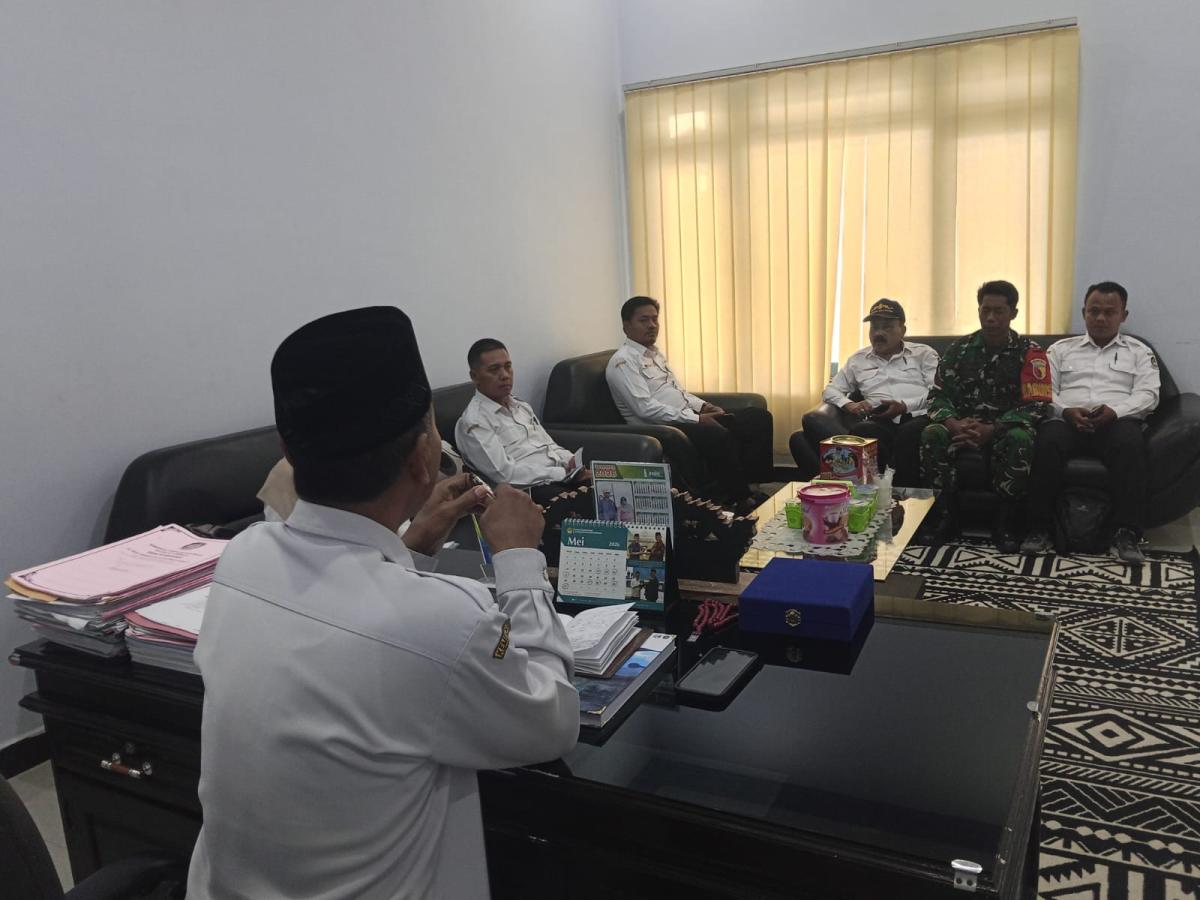 Babinsa Purwodadi Laksanakan Komsos Bersama Staf Desa Guna Jaga Keharmonisan Wilayah
