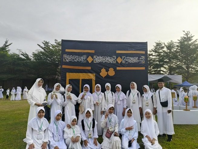 Siswa SDN 1 Pakis Ikuti Simulasi Manasik Haji di Lapangan Taman Baru Banyuwangi