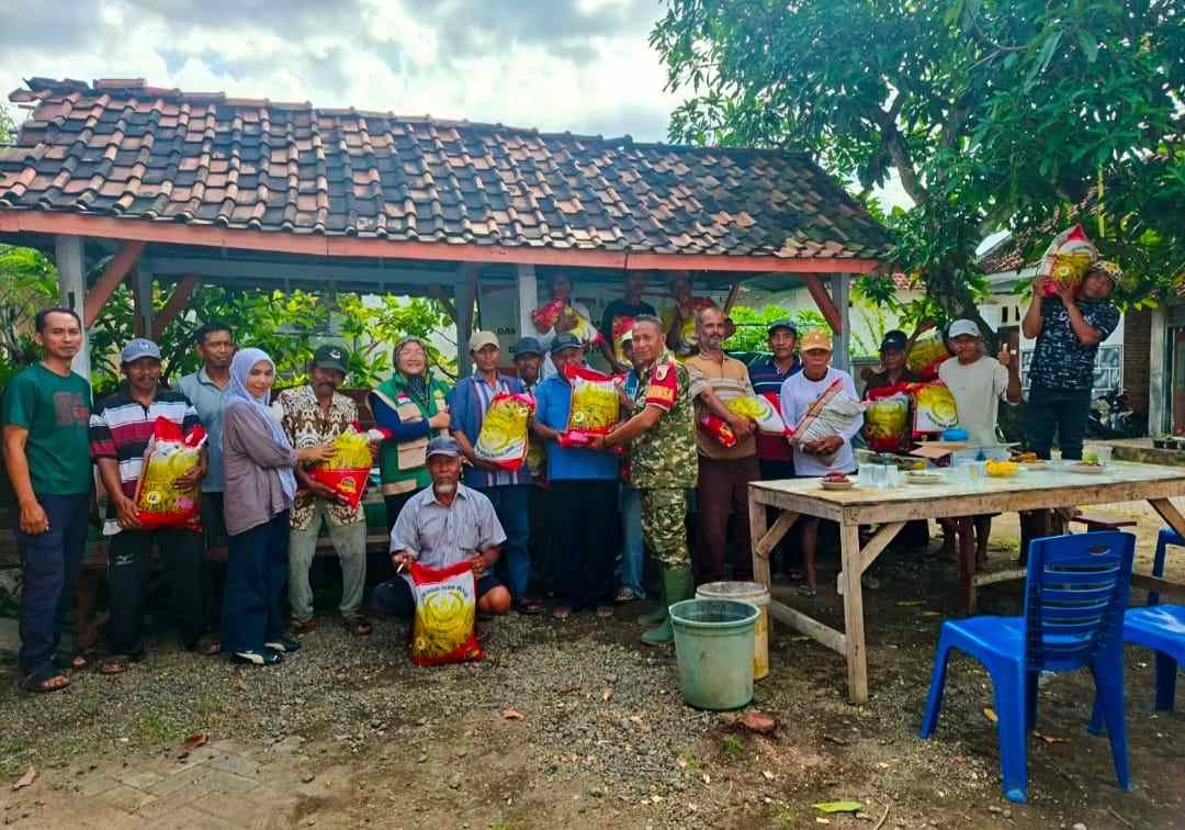 Perkuat Ketahanan Pangan di Banyuwangi, Babinsa Kertosari Dampingi Penyaluran 500 Kg Bibit Padi