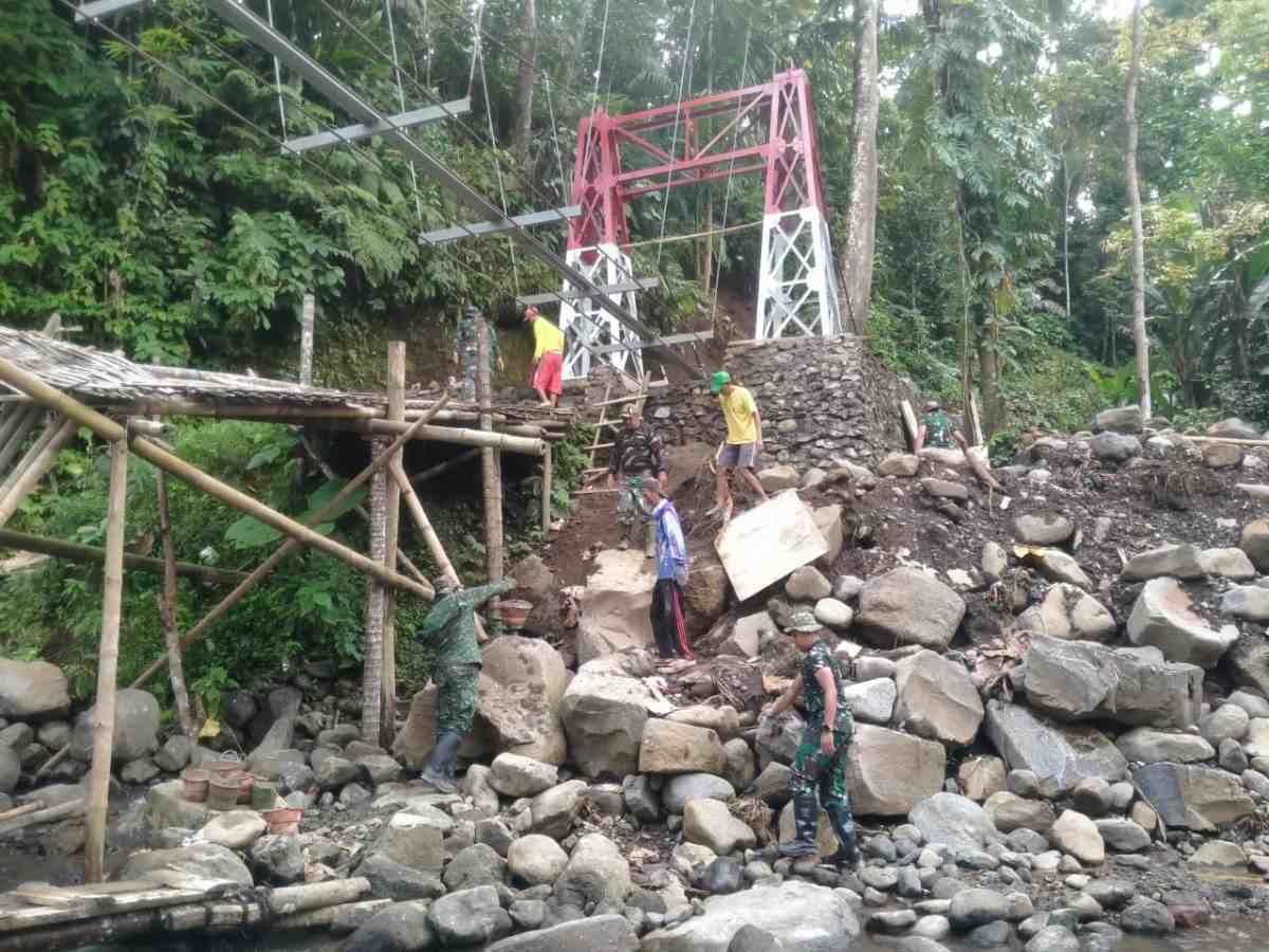 Semangat Anggota Koramil 0825/14 Kabat, Korve Pembangunan Jembatan Garuda di Songgon Terus Dikebut