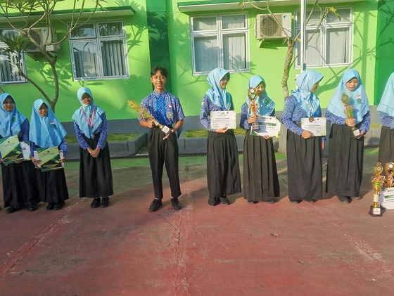 Siswa SDN 1 Pakis Ikuti Simulasi Manasik Haji di Lapangan Taman Baru Banyuwangi