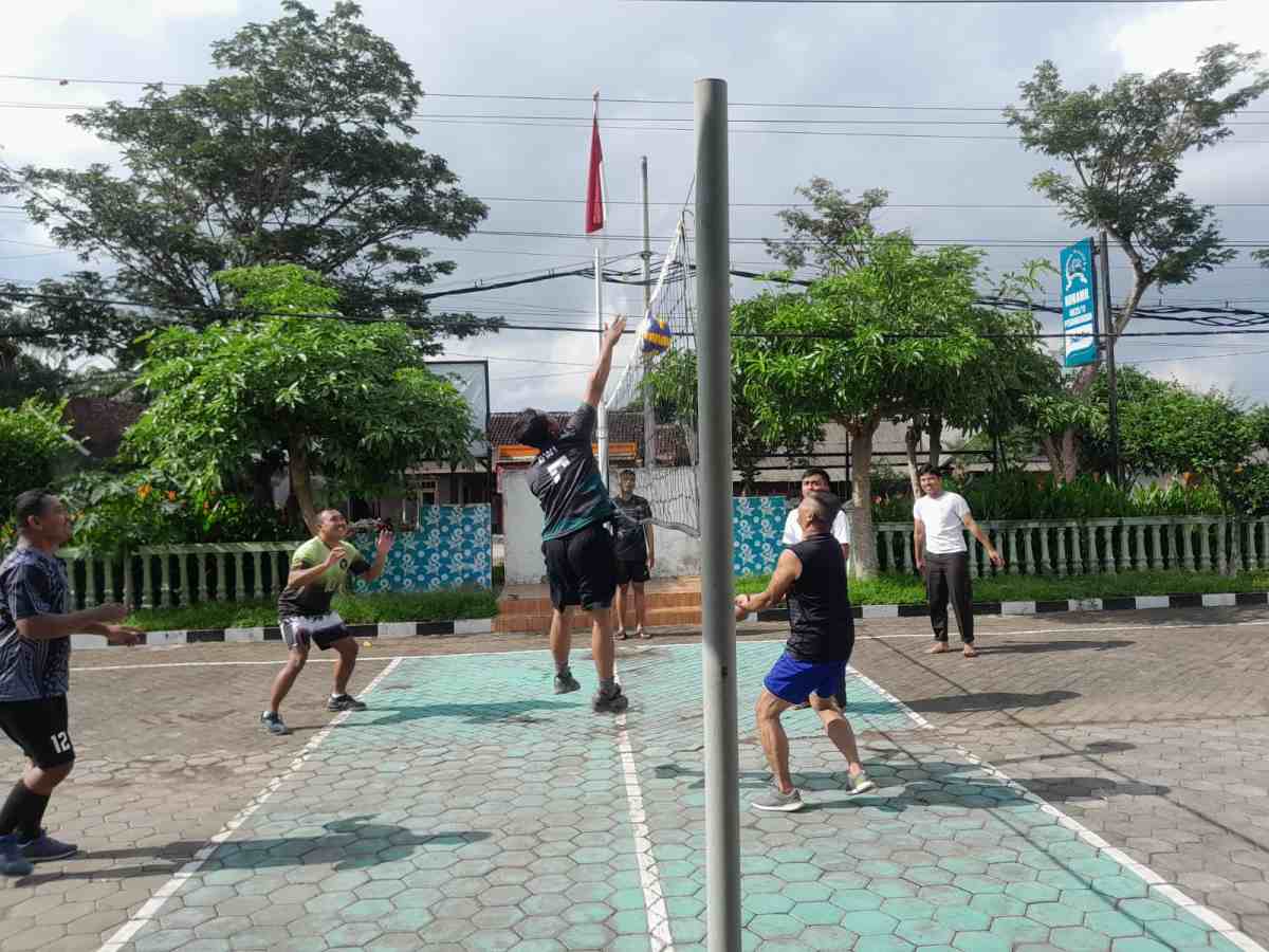 Jalin Silaturahmi dan Kebersamaan Melalui Olah Raga Bola Voli Bersama Security Wilayah Pesanggaran