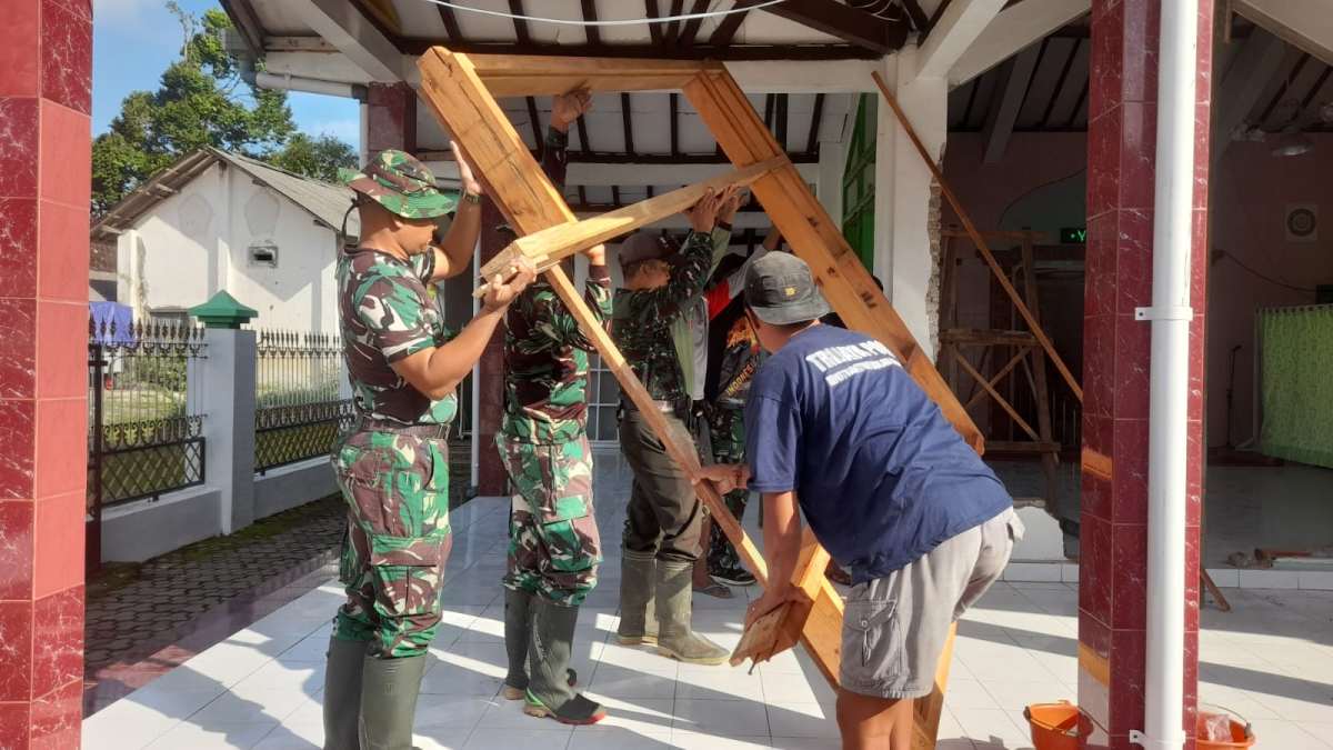 Bahu-Membahu di Bawah Langit Songgon: Kapten Kav Andoko Pimpin Ratusan Prajurit Bangkitkan Masjid Nurul Islam dari Keterpurukan