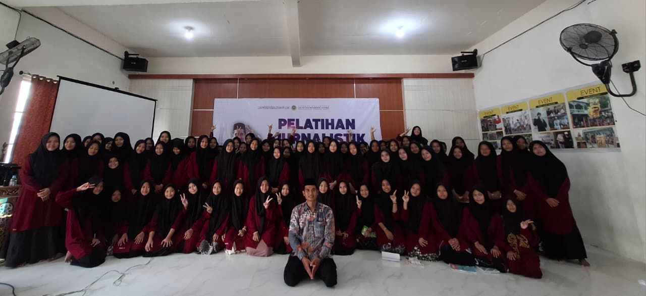 Jurnalis Media Indonesia Times sebagai Pemateri Jurnalistik di Pondok Pesantren Salafiyah