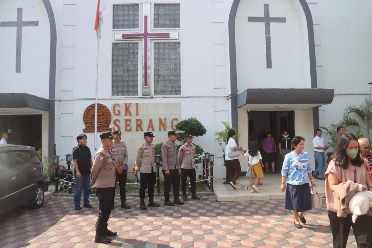 Pengamanan Gereja oleh Personel Polresta Serang Kota dalam rangka peringatan Isa Almasih aman dan kondusif