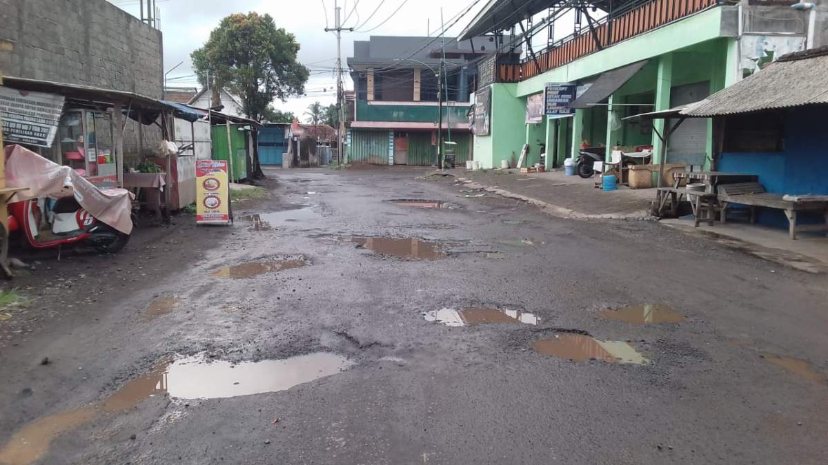 Jalan Kabupaten Banyak Yang Rusak Di Wilayah Kecamatan Singojuruh, Belum Tersentuh Perbaikan
