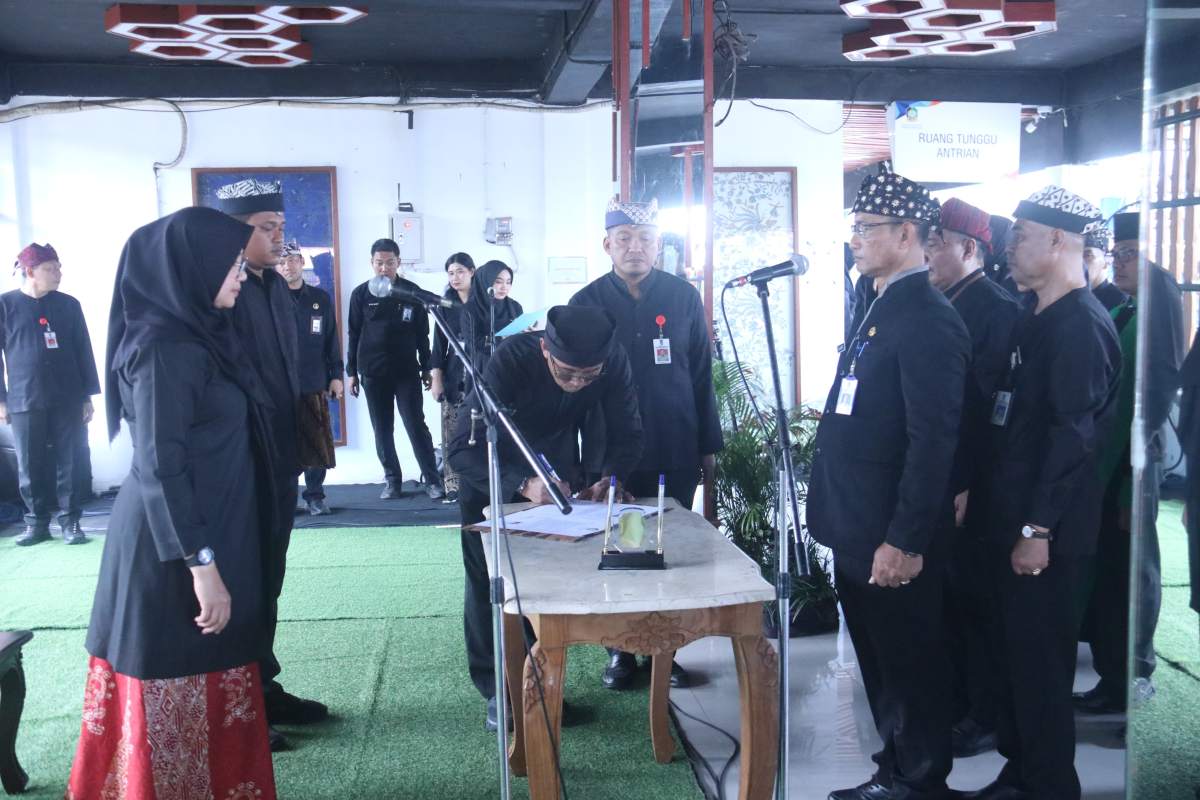 Bupati Ipuk Lantik Tiga Kepala Dinas di Pasar Rogojampi